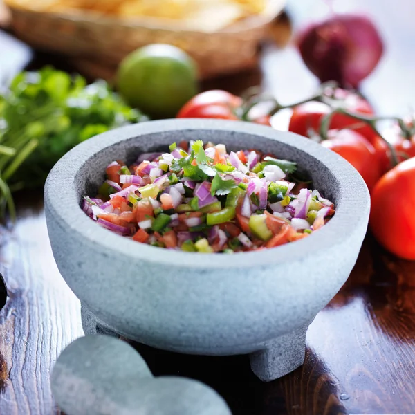 Mexicano pico de gallo salsa em molcajete de pedra — Fotografia de Stock