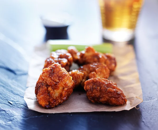 Bier en pittige zonder been kippenvleugeltjes — Stockfoto