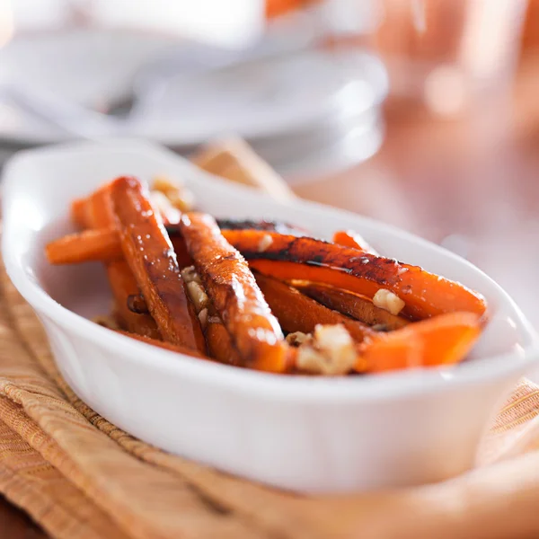 Кленовые глазурованные морковь с грецкими орехами — стоковое фото