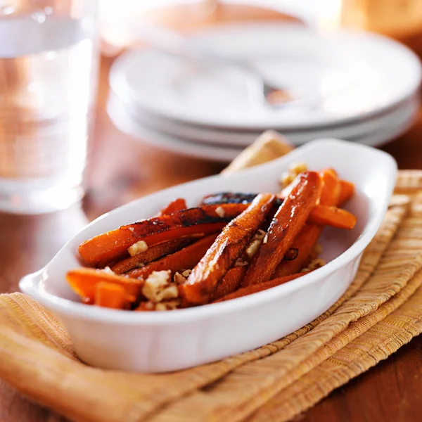 Zanahorias esmaltadas de arce con nueces — Foto de Stock