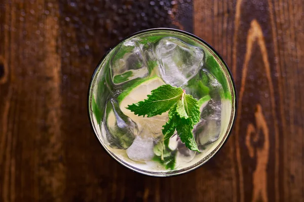 Gustoso mojito sul tavolo — Foto Stock