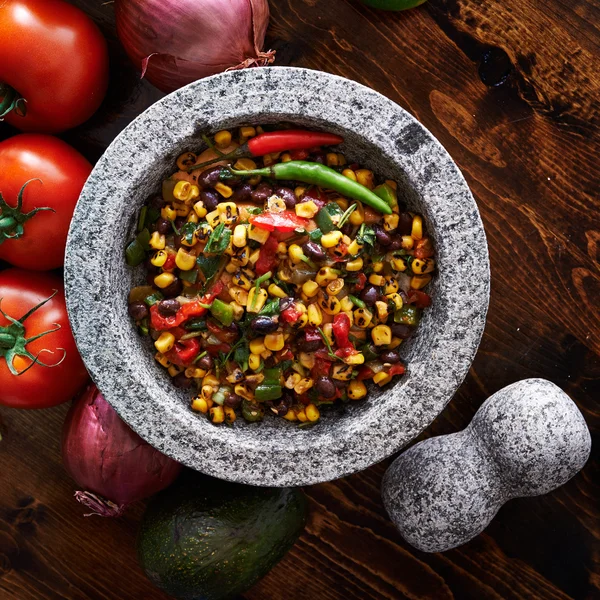 Verse Mexicaanse pico de gallo salsa in steen — Stockfoto