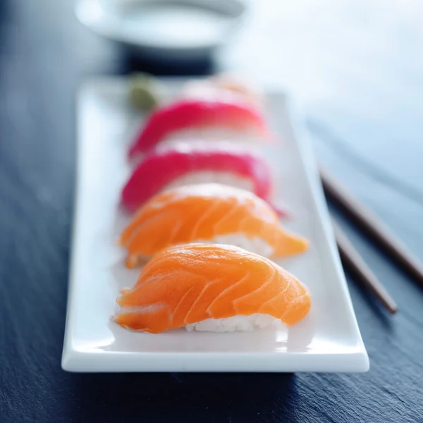 Japon somon ve ton balığı nigiri — Stok fotoğraf