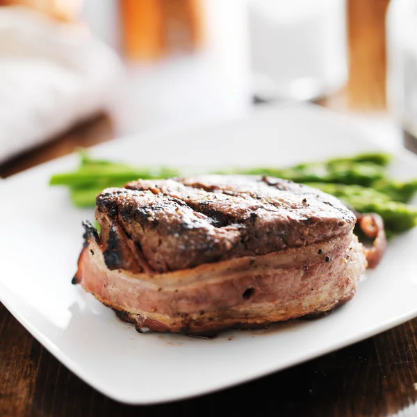 Filet de steak de bœuf enveloppé de bacon avec côté asperges — Photo