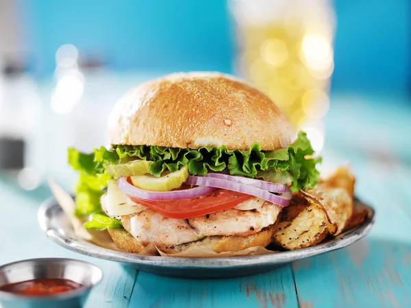 Смажений курячий бутерброд, знятий з рівня очей — стокове фото