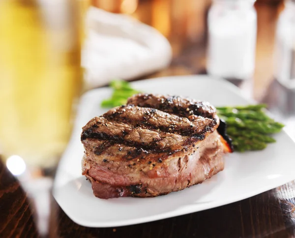 Filé de bife grelhado com vinho branco e espargos — Fotografia de Stock