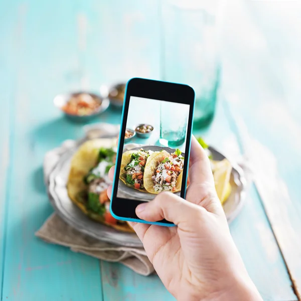 Taking photo of tacos with smart phone — Stock Photo, Image