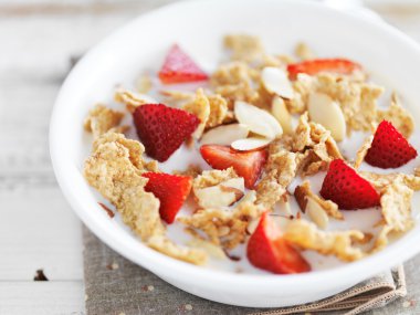 çilek ve badem ile tahıl