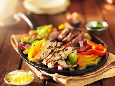 Meksika biftek ve tavuk salata