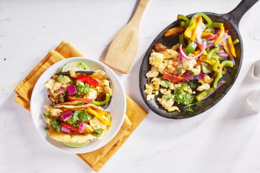 Chorizo omlet ve salata