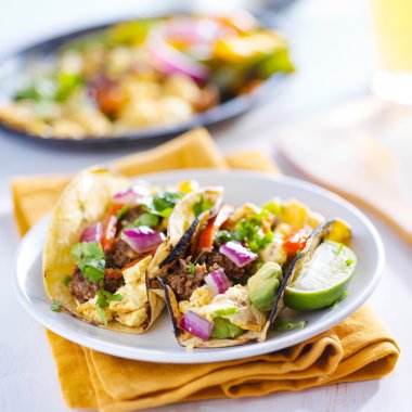 Taco chorizo sosis ve yumurta ile