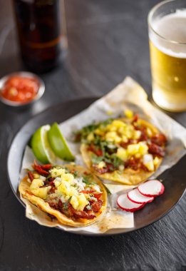 bira ile Meksika Caddesi tacos