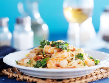 karides spagetti makarna ile taze fesleğen