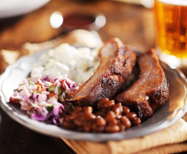 Mangalda yedek kaburga yemek garnitür ile