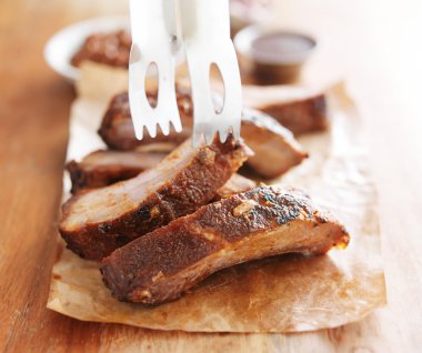 Barbekü domuz eti yedek kaburga kadar toplama