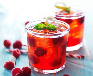 Ahududu suyu kokteyl gözlük