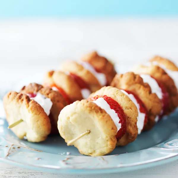 Cookiess and strawberries with yogurt dip — Stock Photo, Image