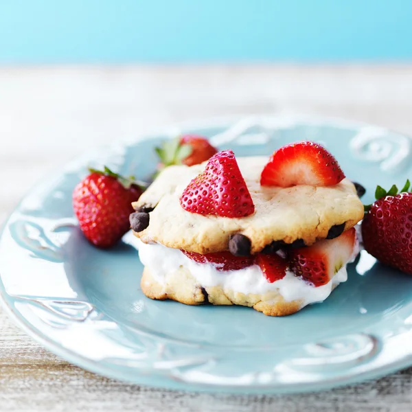 Jordgubbar och choklad chip cookies smörgås — Stockfoto