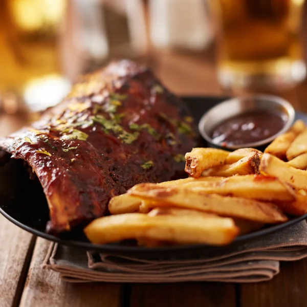 Côtes de barbecue avec frites — Photo