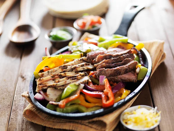 Mexikansk biff och kyckling fajitas — Stockfoto