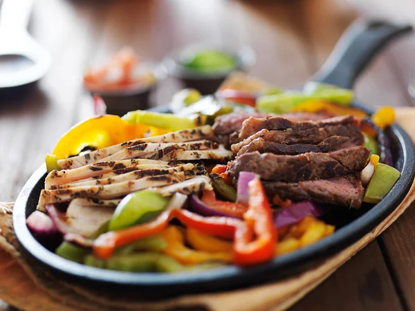 Mexican steak and chicken fajitas — Stock Photo, Image