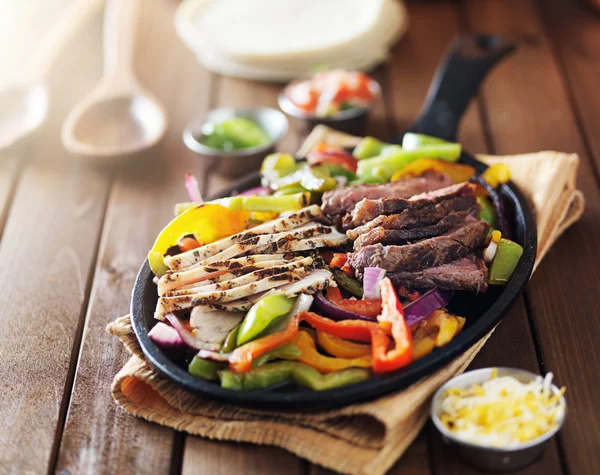 Mexican steak and chicken fajitas — Stock Photo, Image