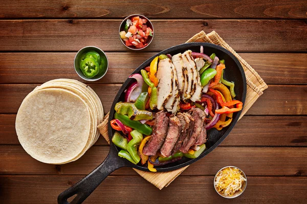 Mexican steak and chicken fajitas — Stock Photo, Image