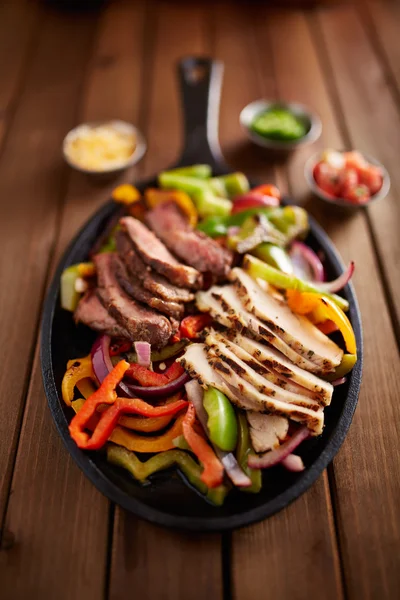 Mexicaanse biefstuk en kip fajitas — Stockfoto