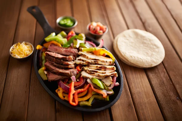 Mexicaanse biefstuk en kip fajitas — Stockfoto