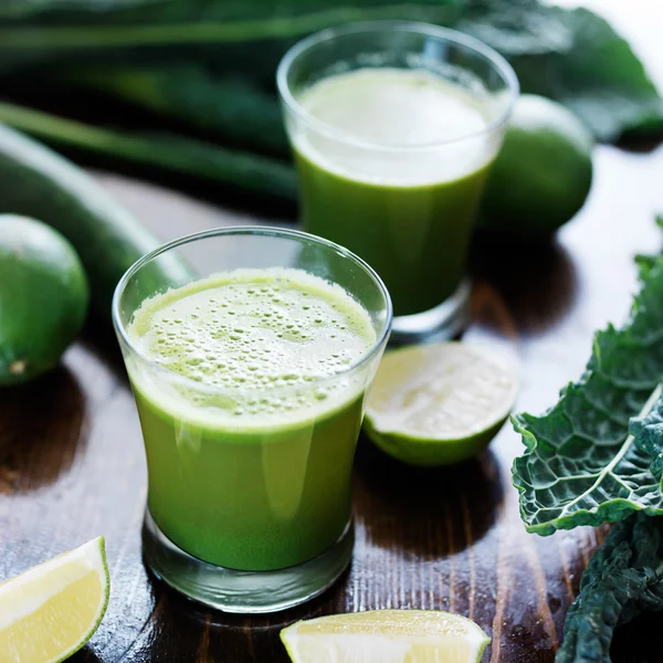 Green smoothies with juiced limes — Stock Photo, Image