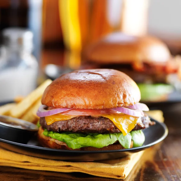 Cheeseburgery a hranolky na desky — Stock fotografie