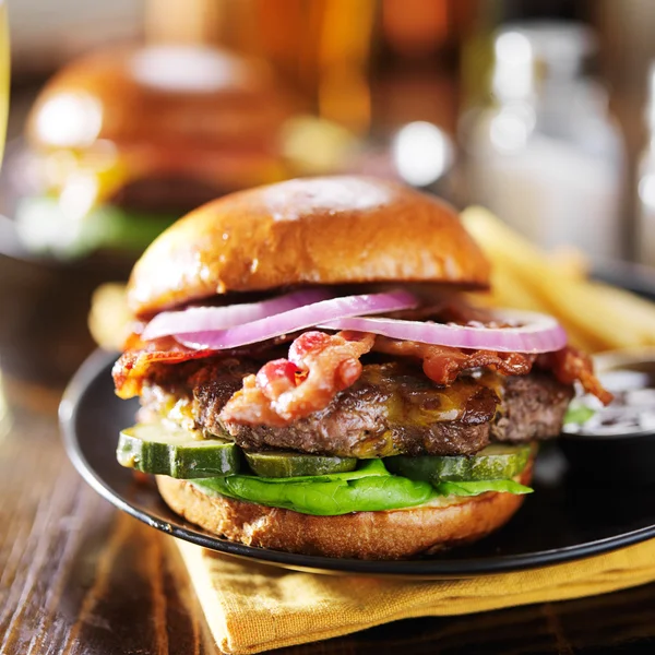Szalonnás-sajtburger sült krumplival — Stock Fotó