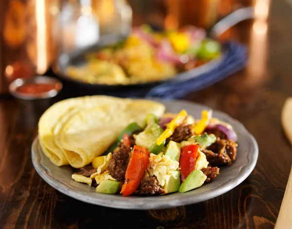 Chorizo-Rührei mit Mais-Tortillas — Stockfoto