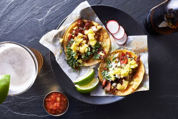 Mexikanische Straßentacos mit Bier — Stockfoto