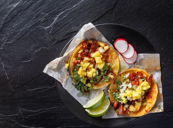 Mexikanska al pastor gatan tacos — Stockfoto