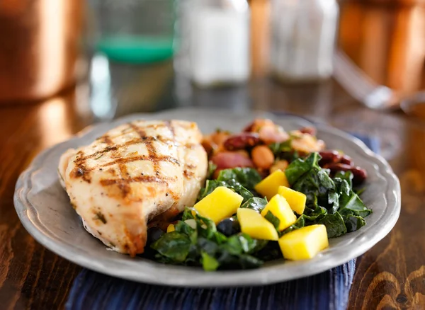 Mango kale salad and chicken breast — Stock Photo, Image