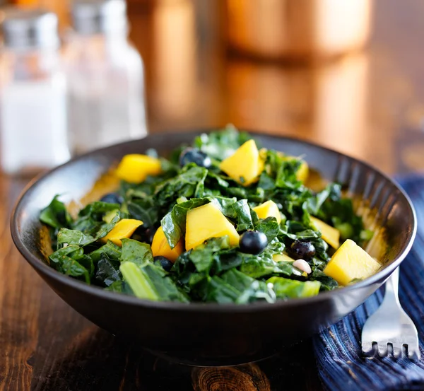 Blueberries and mango kale salad — Stock Photo, Image