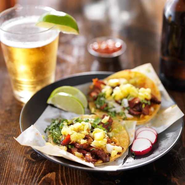 Ulicy meksykańskie tacos z piwem — Zdjęcie stockowe