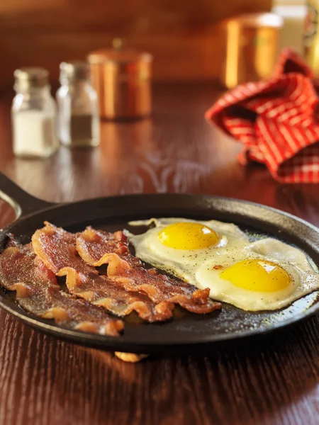 Fried bacon and eggs — Stock Photo, Image