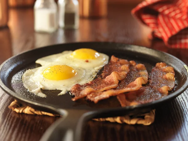 Fried bacon and eggs — Stock Photo, Image