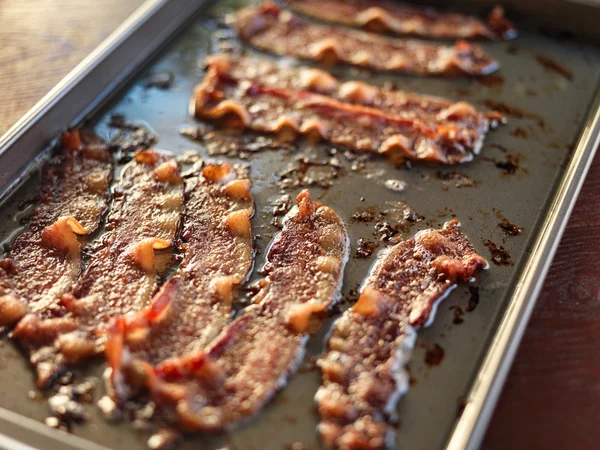 Fabrication de bacon dans la cuisine — Photo