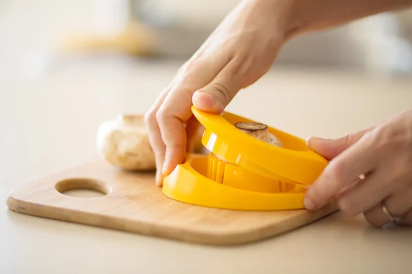 Mujer usando rebanadora de huevos — Foto de Stock