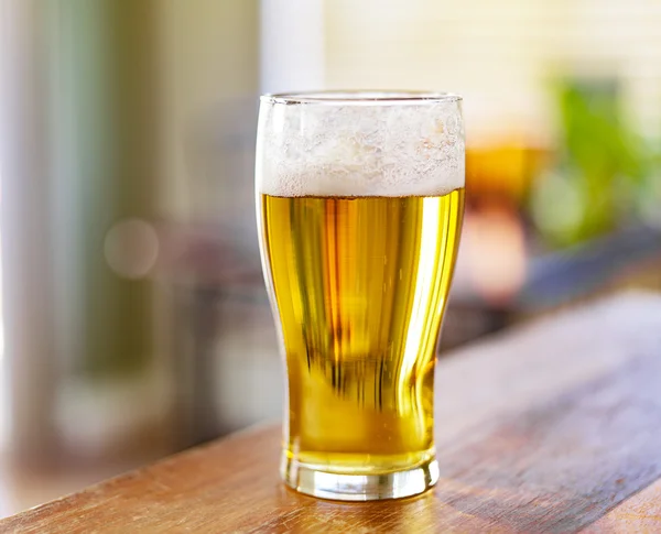 Glas Bier auf der Arbeitsplatte — Stockfoto