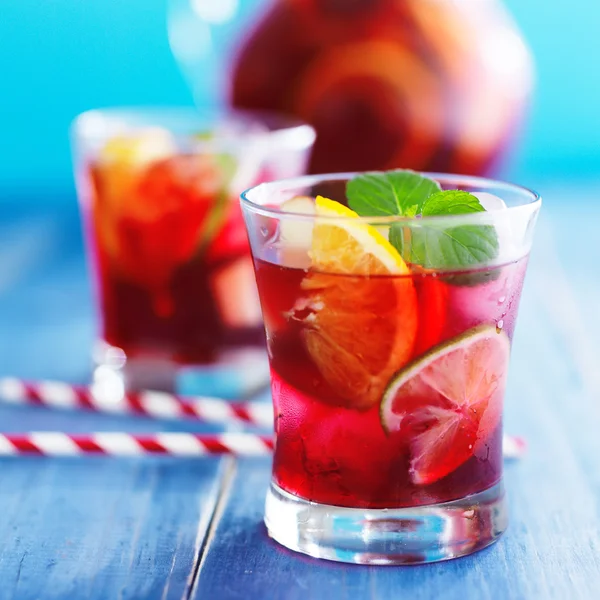 Sangria met vruchten op tafelblad — Stockfoto