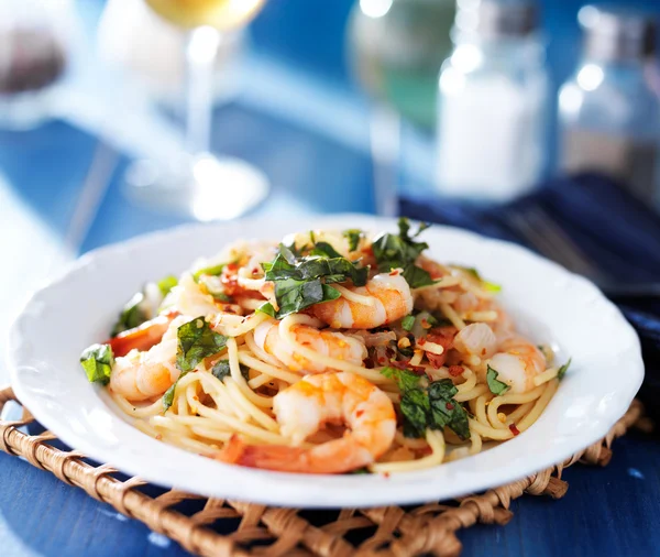 karides spagetti makarna ile taze fesleğen