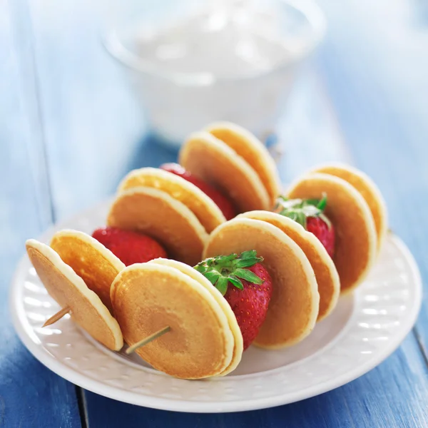 Pancakes and strawberries with yogurt dip — Stock Photo, Image