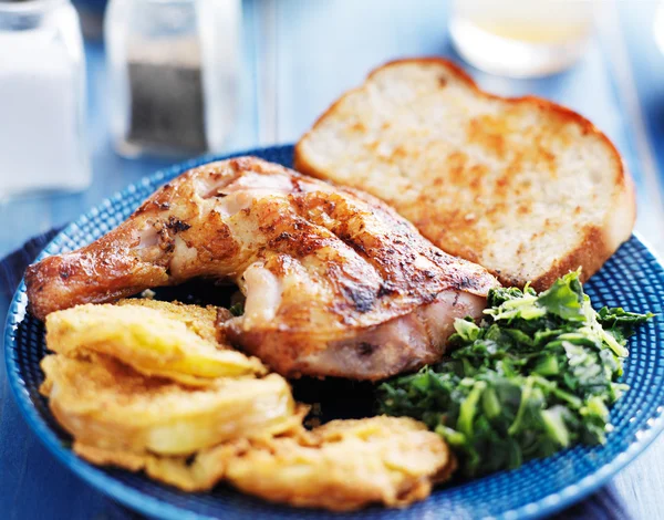 Smoked chicken with collard greens and tomatoes — Stock Photo, Image