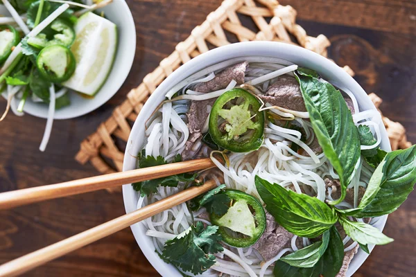 Vietnamesisches Pho mit Rindfleisch, das mit Stäbchen gegessen wird — Stockfoto