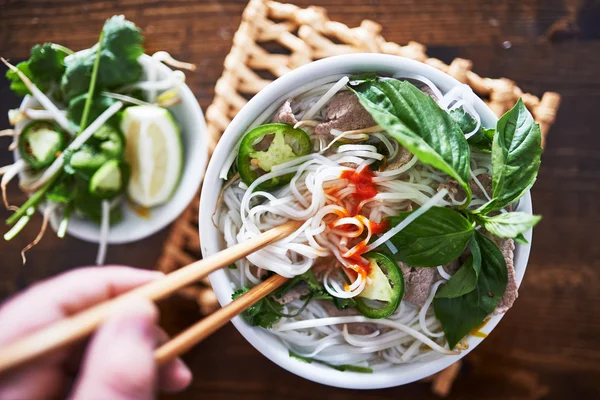 Vietnamese pho with spicy sriracha sauce — Stock Photo, Image