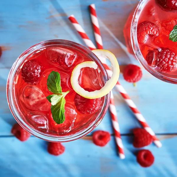 Twee kleurrijke raspberry cocktails — Stockfoto